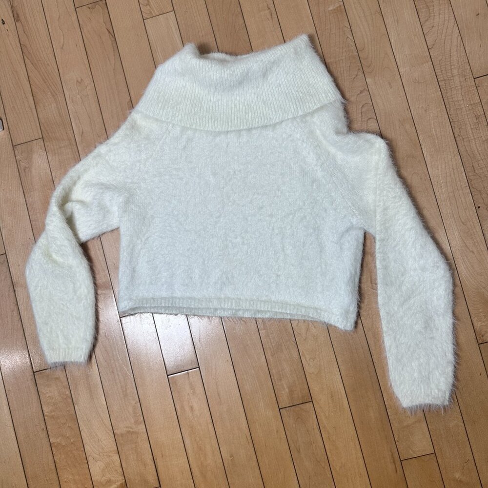 URBAN OUTFITTERS Cropped Cowl Neck Eyelash Soft Sweater Size XS - Picture 2 of 8
